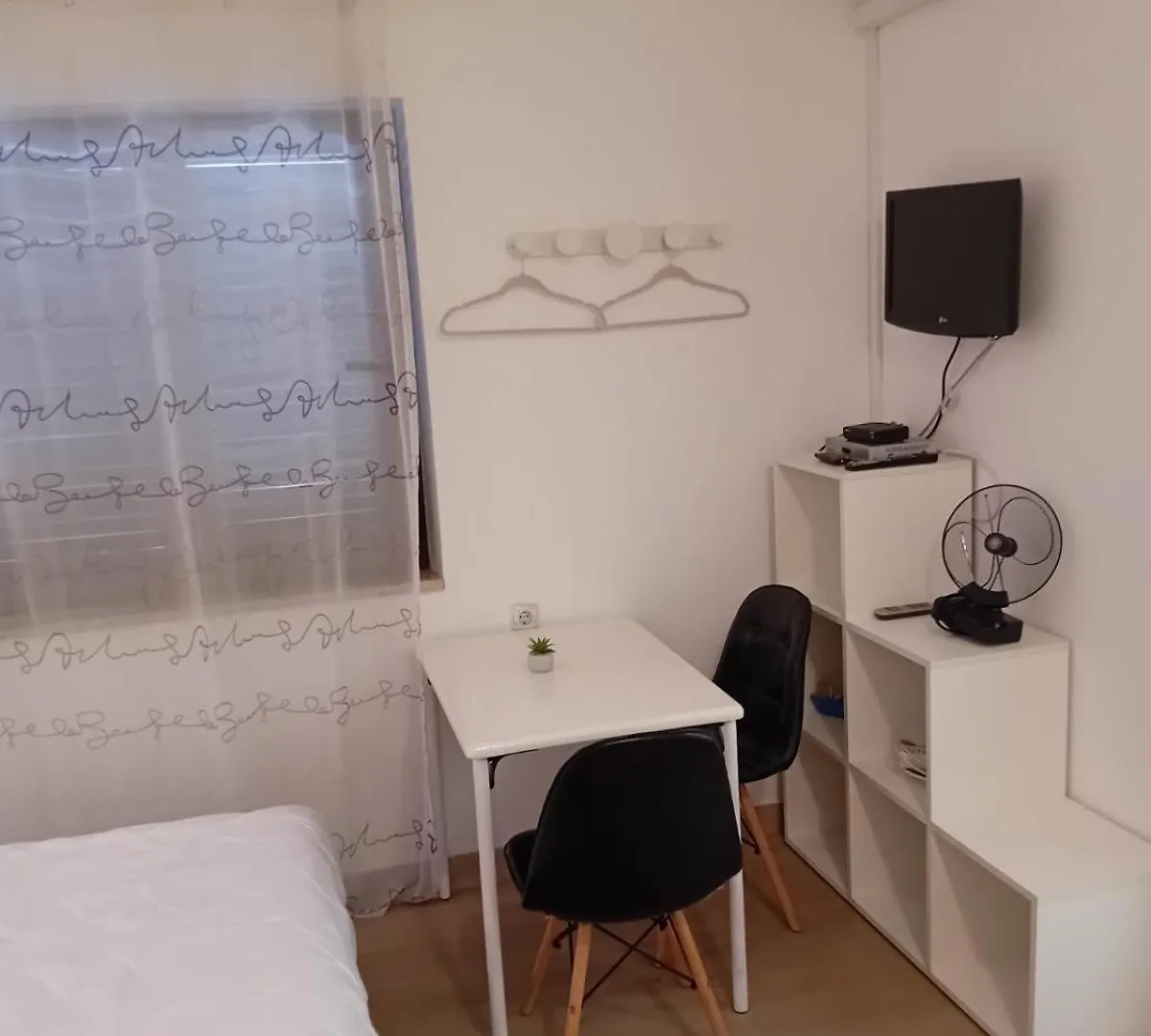 Studio Apartman Mirjana メドゥリン